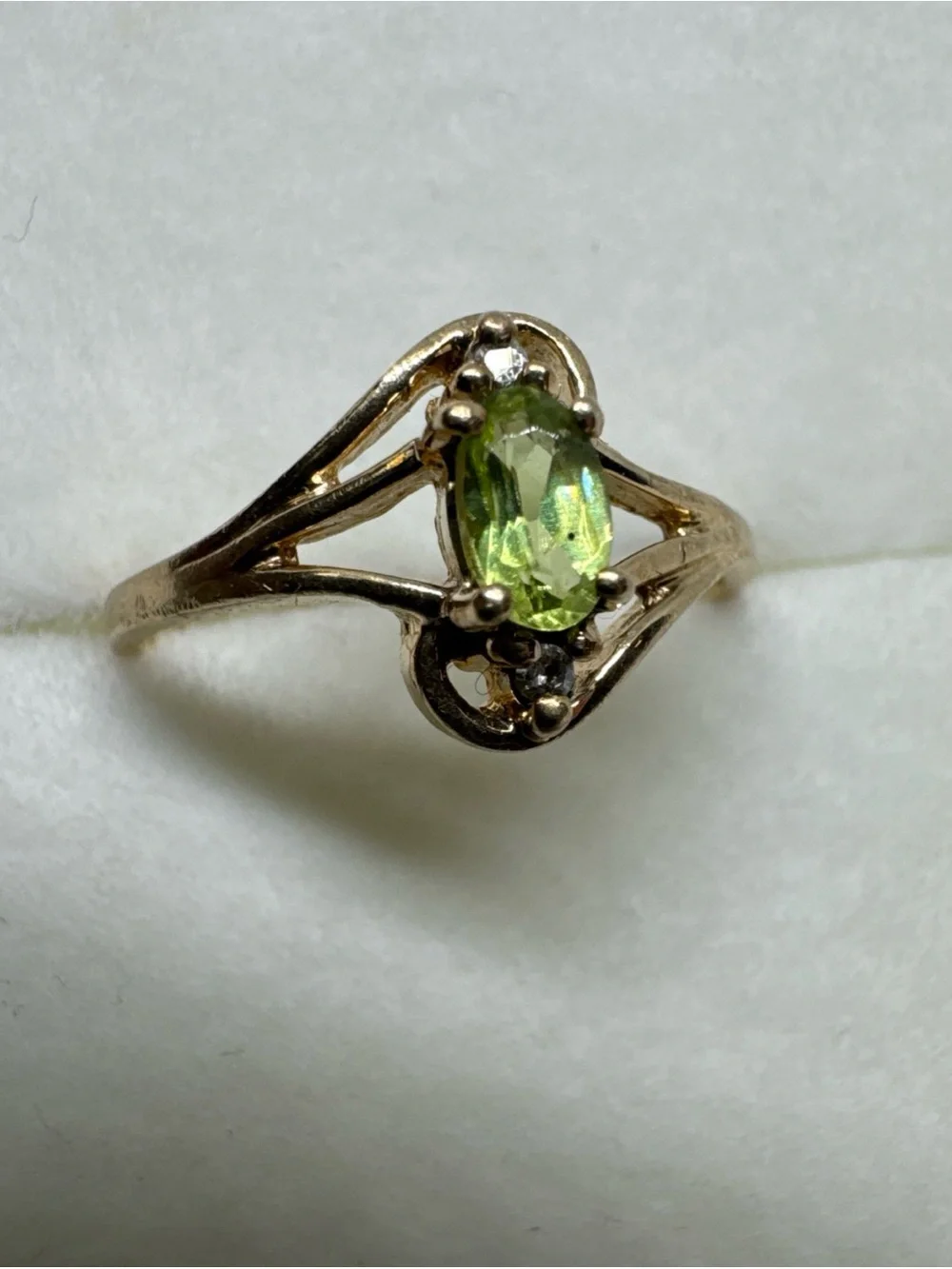 10K Yellow Gold Green Oval Peridot & Diamond Accent Size 6 Bypass Ring 1.54g